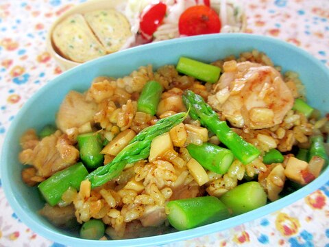 チキンとアスパラとナッツのカレーマヨピラフ